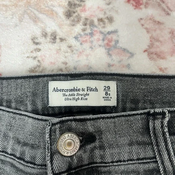 Abercrombie & Fitch Ultra High Rise Ankle Straight Jean Grey Wash Petite 8 Short - Picture 3 of 8
